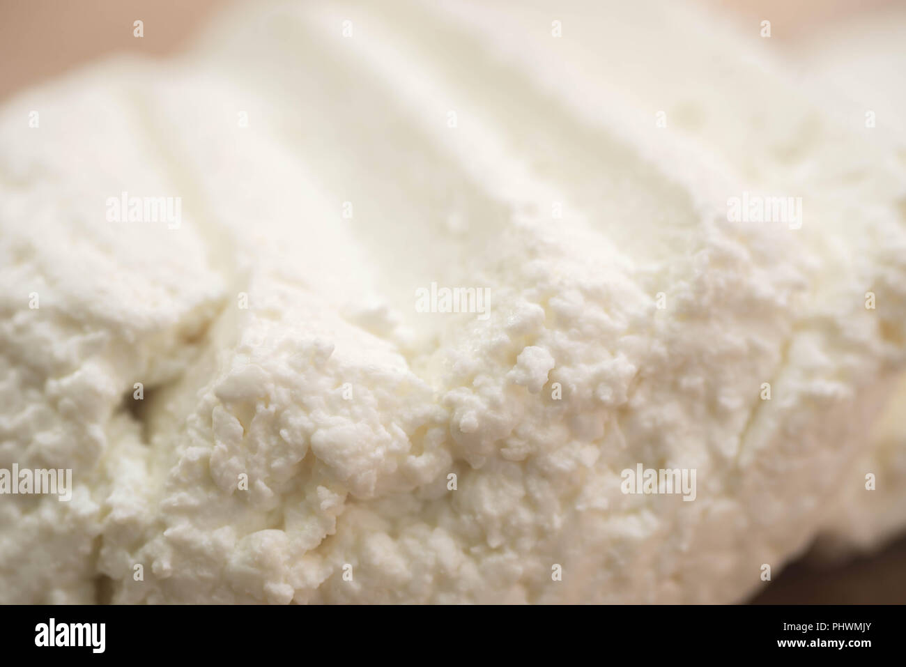 White Cottage Käse in Scheiben geschnitten auf Holz Schneidebrett Längestrich Stockfoto