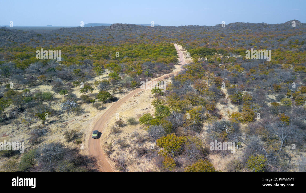 Luftaufnahme der ein Feldweg in den Busch, Cunene Provinz, Oncocua, Angola Stockfoto