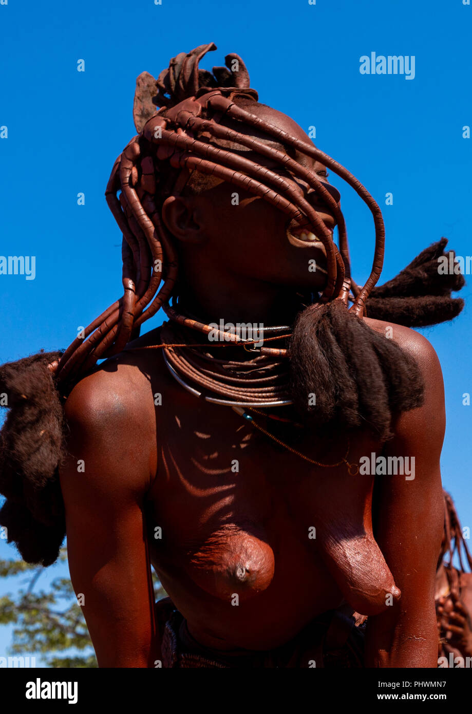 Batwa Stamm Frau tanzen und spielen mit ihren Dreadlocks, Cunene Provinz, Oncocua, Angola Stockfoto