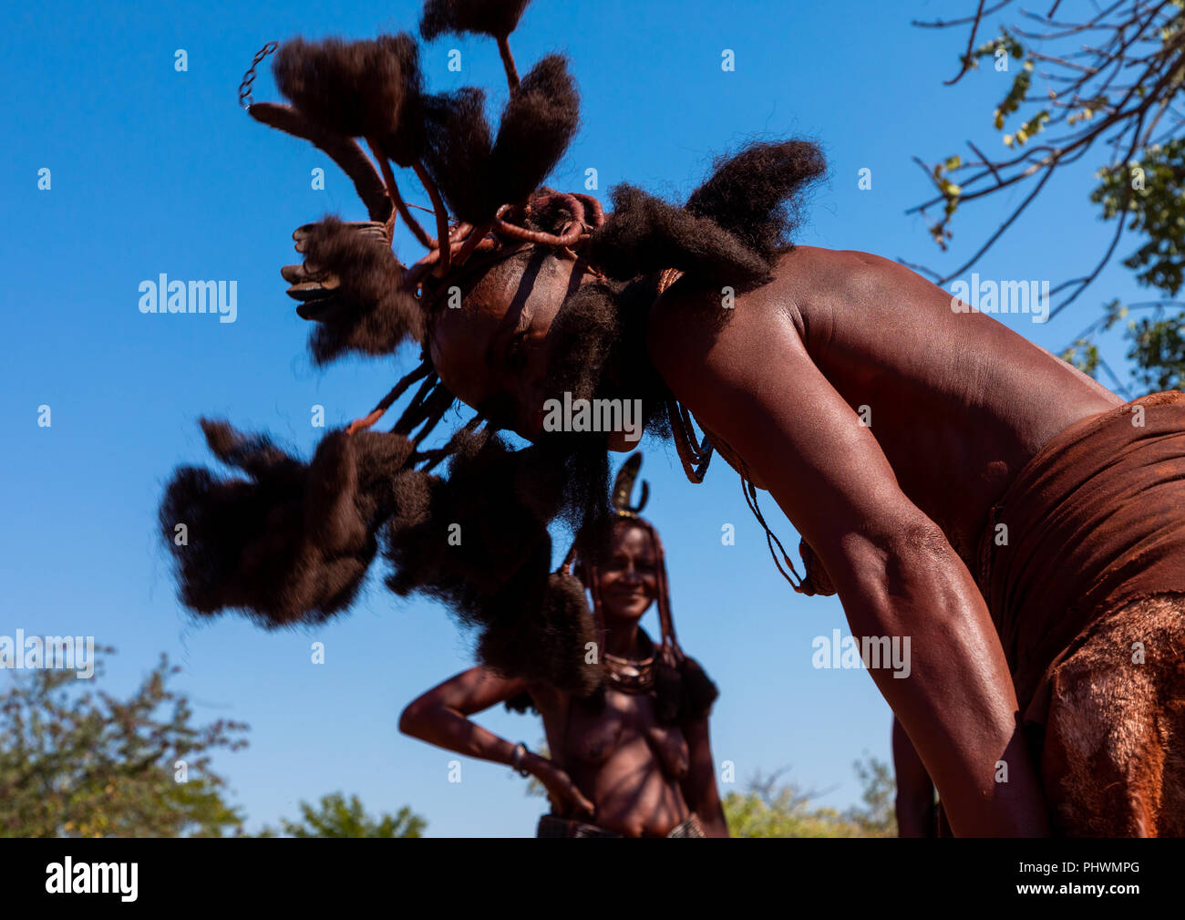 Batwa Stamm Frau tanzen und spielen mit ihren Dreadlocks, Cunene Provinz, Oncocua, Angola Stockfoto