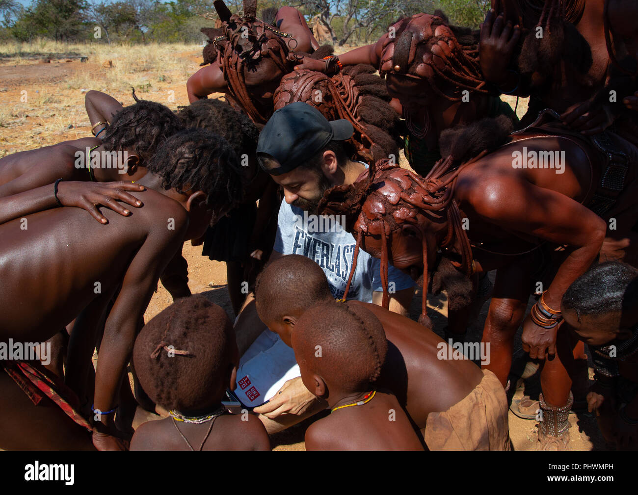 Batwa Stamm Kinder suchen die Kamera von einem Touristen, der Provinz Cunene Oncocua, Angola Stockfoto