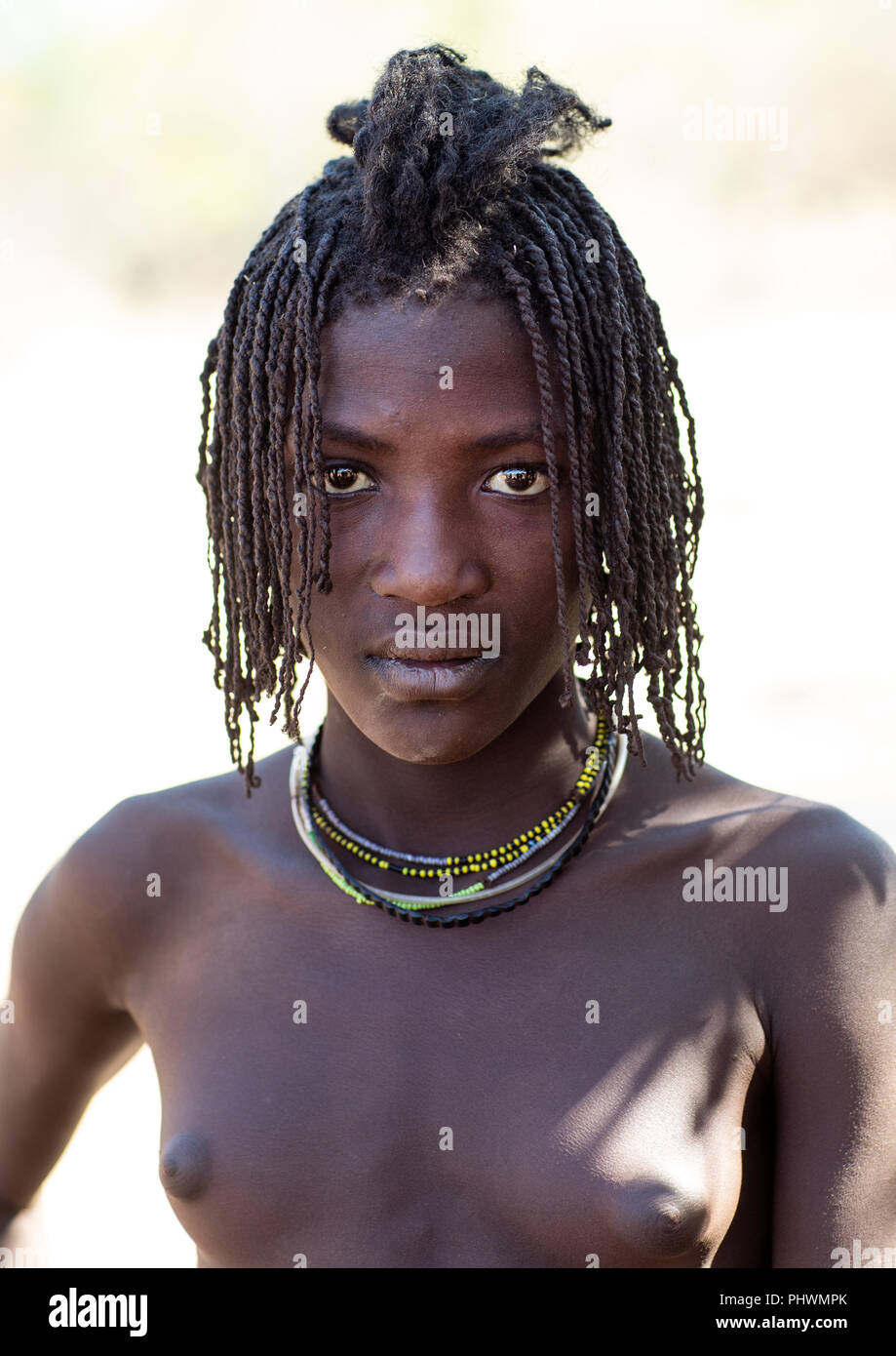 Batwa Stamm einer jungen Frau, die bald heiraten, Cunene Provinz, Oncocua, Angola Stockfoto
