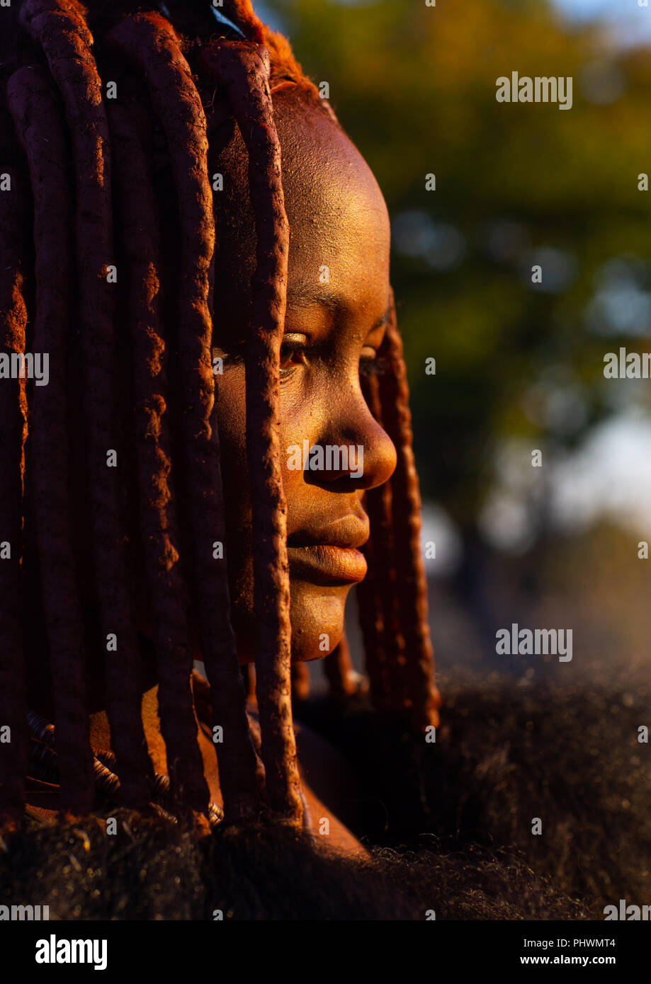 Himba Frau Gesicht in der Sonne, Cunene Provinz, Oncocua, Angola Stockfoto