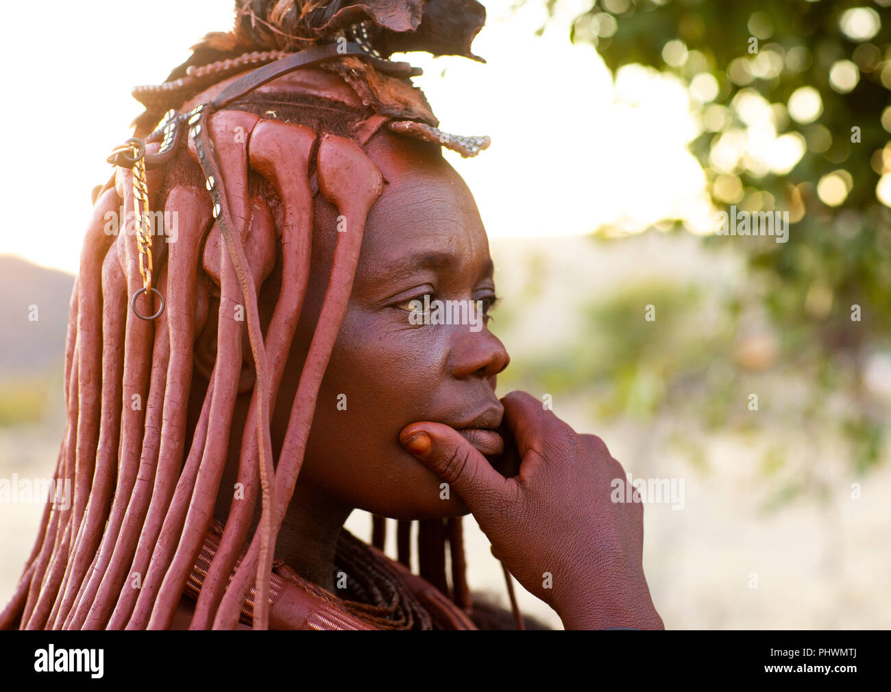 Nachdenklich himba Frau, Cunene Provinz, Oncocua, Angola Stockfoto