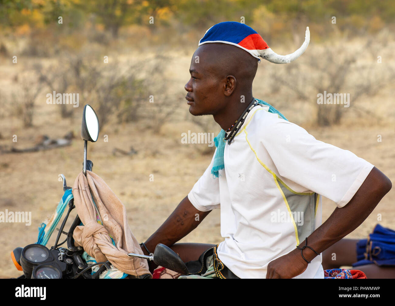 Himba einzelner Mann mit seinem Motorrad, Cunene Provinz, Oncocua, Angola Stockfoto