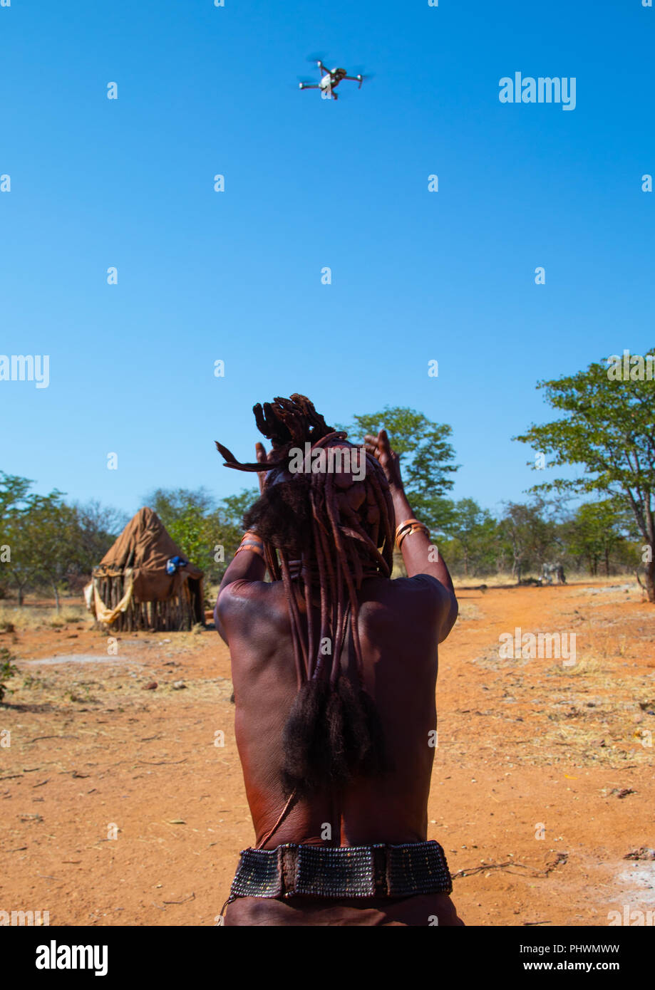Batwa Stamm alte Frau an einer Drohne im Himmel suchen, Cunene Provinz, Oncocua, Angola Stockfoto