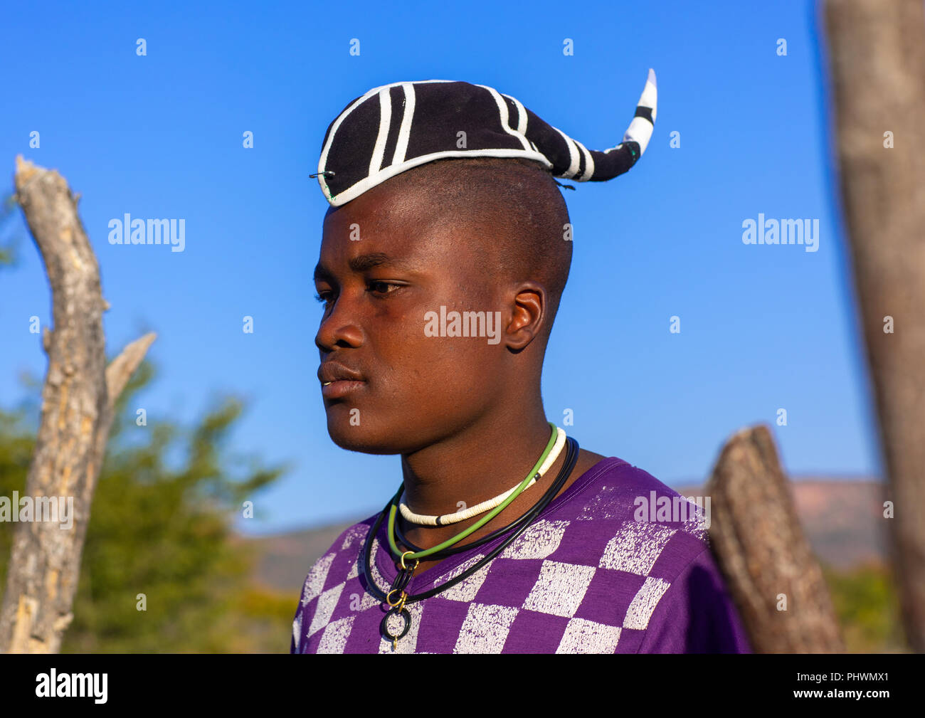 Himba Mann mit einem speziellen Frisur, die zeigt, dass er Single ist, Cunene Provinz, Oncocua, Angola Stockfoto