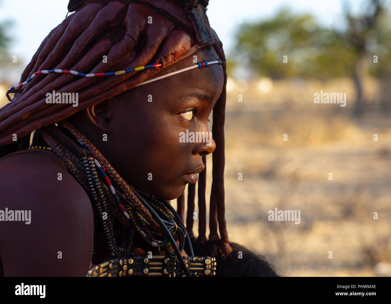 Himba Frau mit einem Lichtstrahl auf ihr Gesicht, Cunene Provinz, Oncocua, Angola Stockfoto