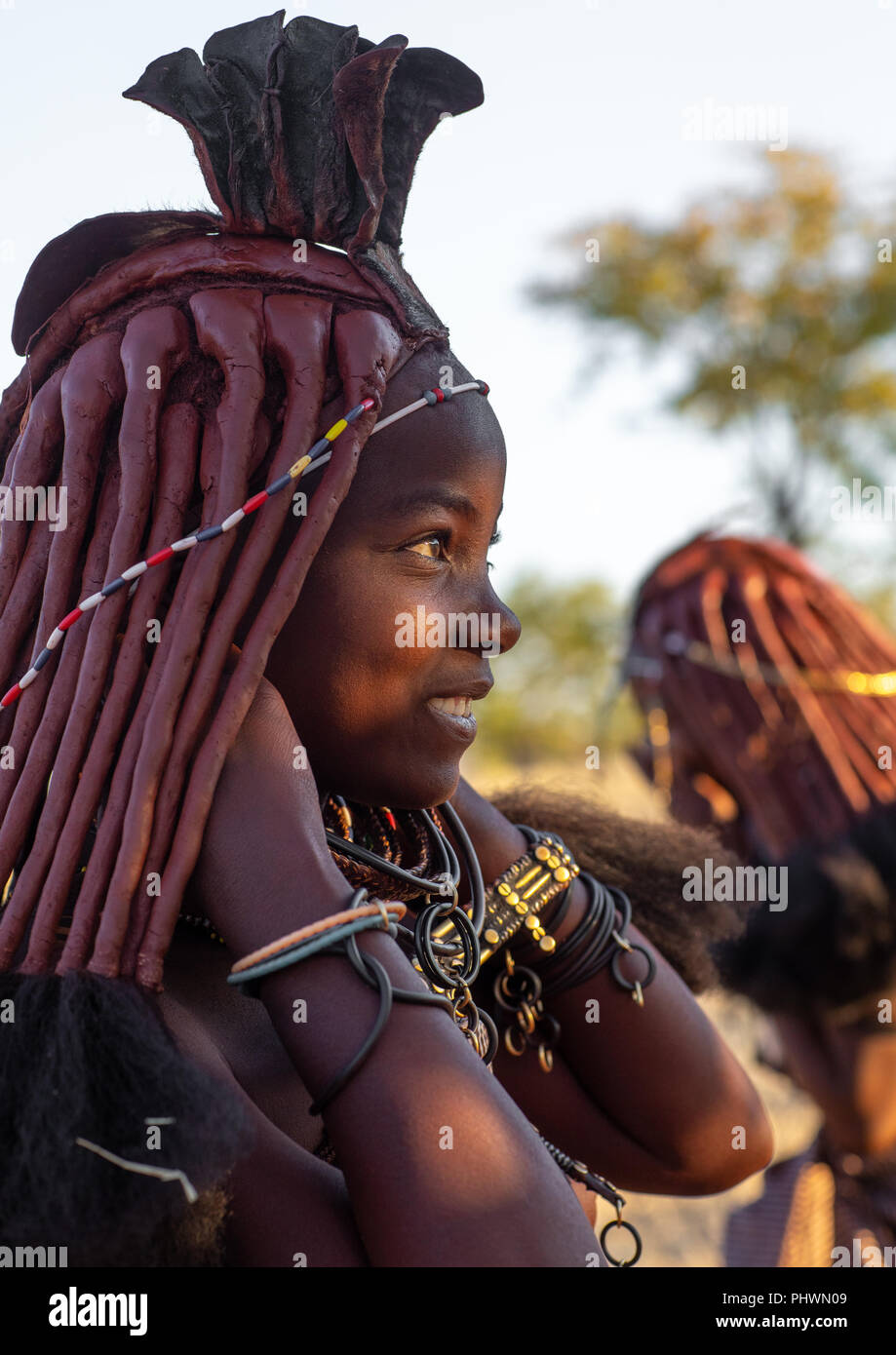 Himba Frau mit einem Lichtstrahl auf ihr Gesicht, Cunene Provinz, Oncocua, Angola Stockfoto