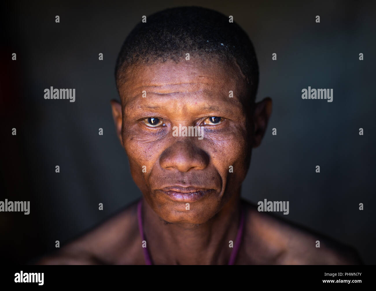 San Stamm mann Porträt, Huila Provinz, Chibia, Angola Stockfoto