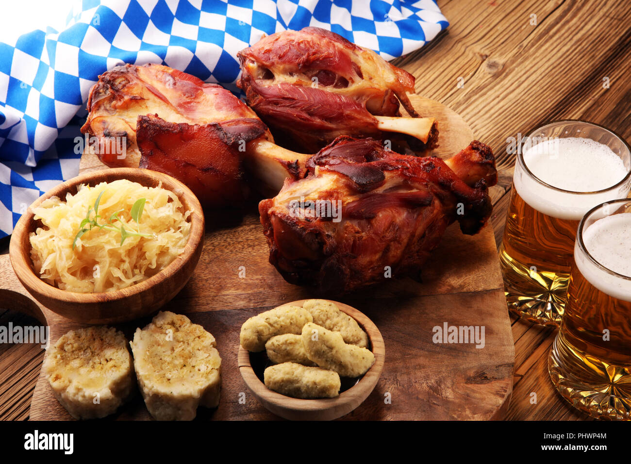 Gebratene Schweinshaxe. Schinken und Speck sind beliebte Nahrungsmittel ... Gebratene Schweinshaxe. Schinken und Speck sind beliebte Nahrungsmittel ...