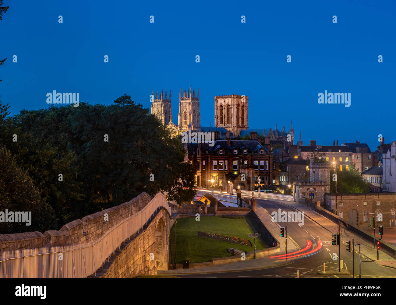 Blick Richtung Lendal Brücke und das York Minster von Bar Wände, York, UK. Stockfoto