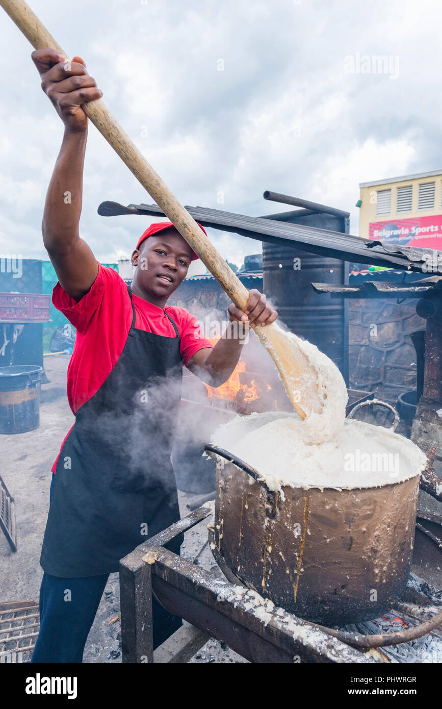 Ein einheimischer Simbabwer bereitet in einem traditionellen Restaurant in Harare Speisen zu. Stockfoto