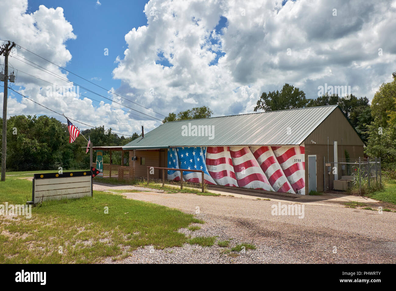 Bozeman Rehe und Wild processing Business/Gebäude mit der amerikanischen Flagge auf der Seite gemalt; ein Merkmal der amerikanischen Süden in Alabama, USA. Stockfoto