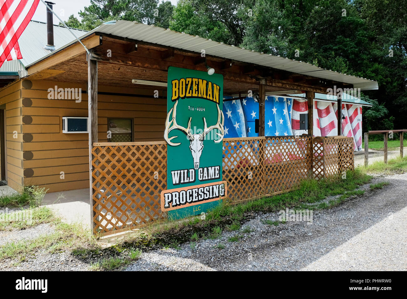 Bozeman Rehe und Wild processing Business/Gebäude mit der amerikanischen Flagge auf der Seite gemalt; ein Merkmal der amerikanischen Süden in Alabama, USA. Stockfoto