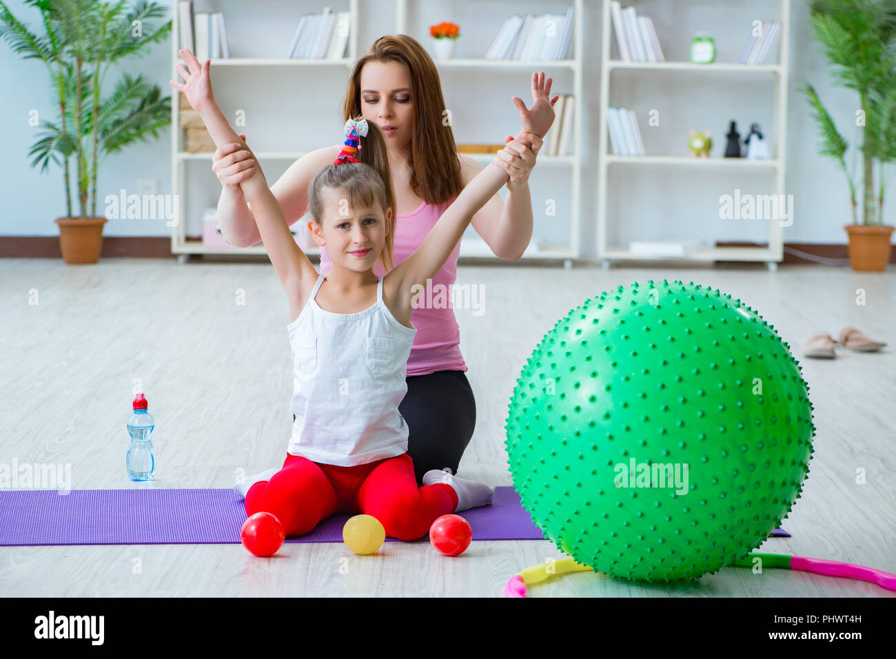 Mädchen und Mutter zu Hause trainieren Stockfoto