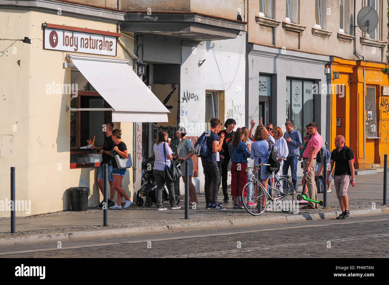 Die Menschen in der Warteschlange für natürliche Eis vor Eis parol' Polnischen Lody" an einem sonnigen Tag auf Bema Platz in Wroclaw, Polen. September 2018 Stockfoto