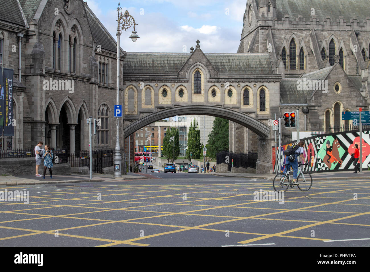 Ein Blick auf die überdachte Fußgängerbrücke verbindet die Christ Church Cathedral, Dublin in der Synodenaula. Auf Saint Michael's Hill. Stockfoto