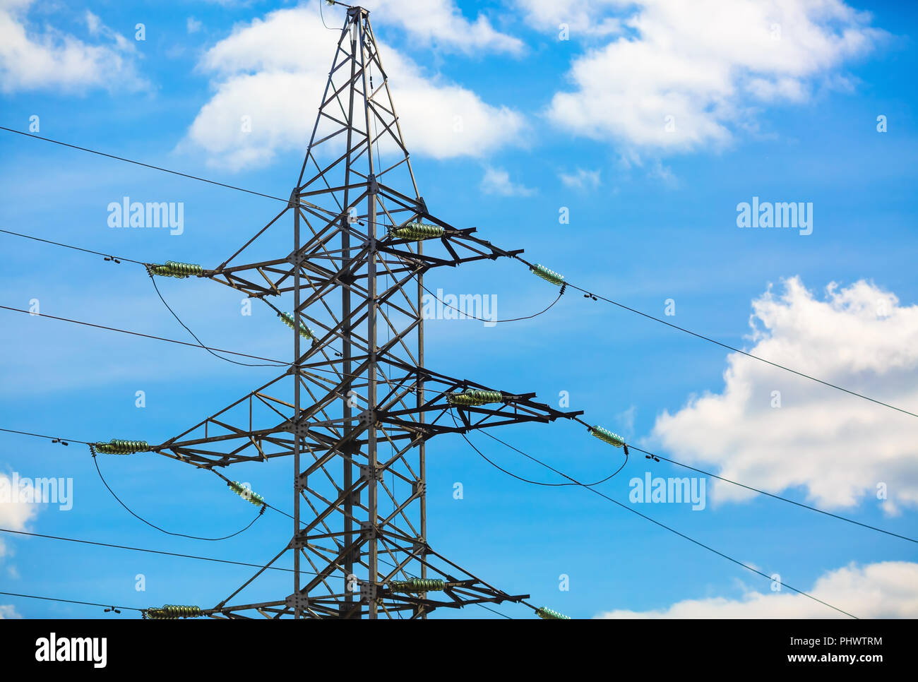 Hohe Spannung Tower. Strom pylon Silhouette gegen den blauen Himmel Hintergrund. Stockfoto