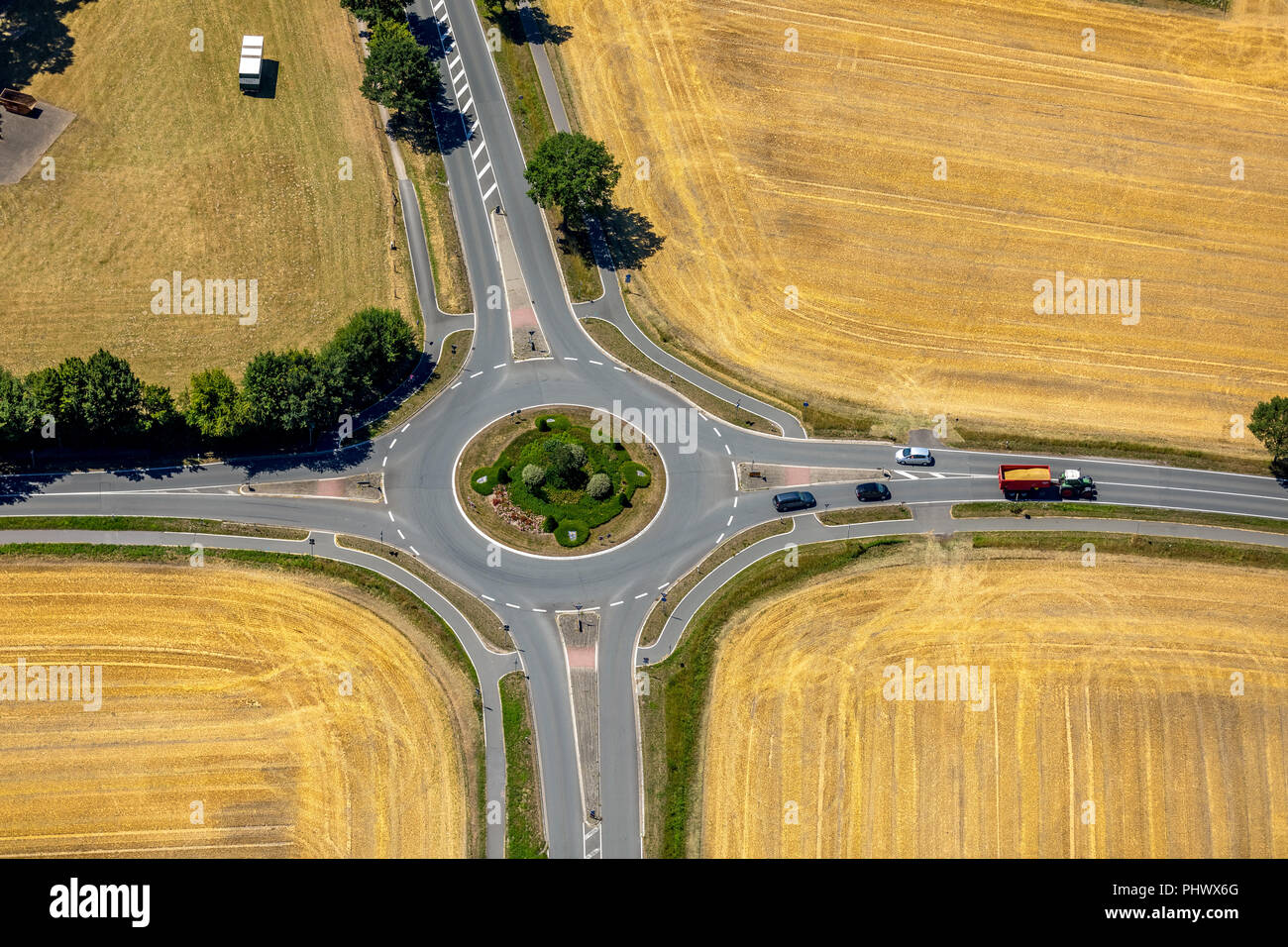 , Kreisverkehr zwischen abgeernteten Feldern, Westring, Westkirchener Straße, Beelen, Kreis Warendorf, Münsterland, Nordrhein-Westfalen, Deutschland, DEU, Eur Stockfoto