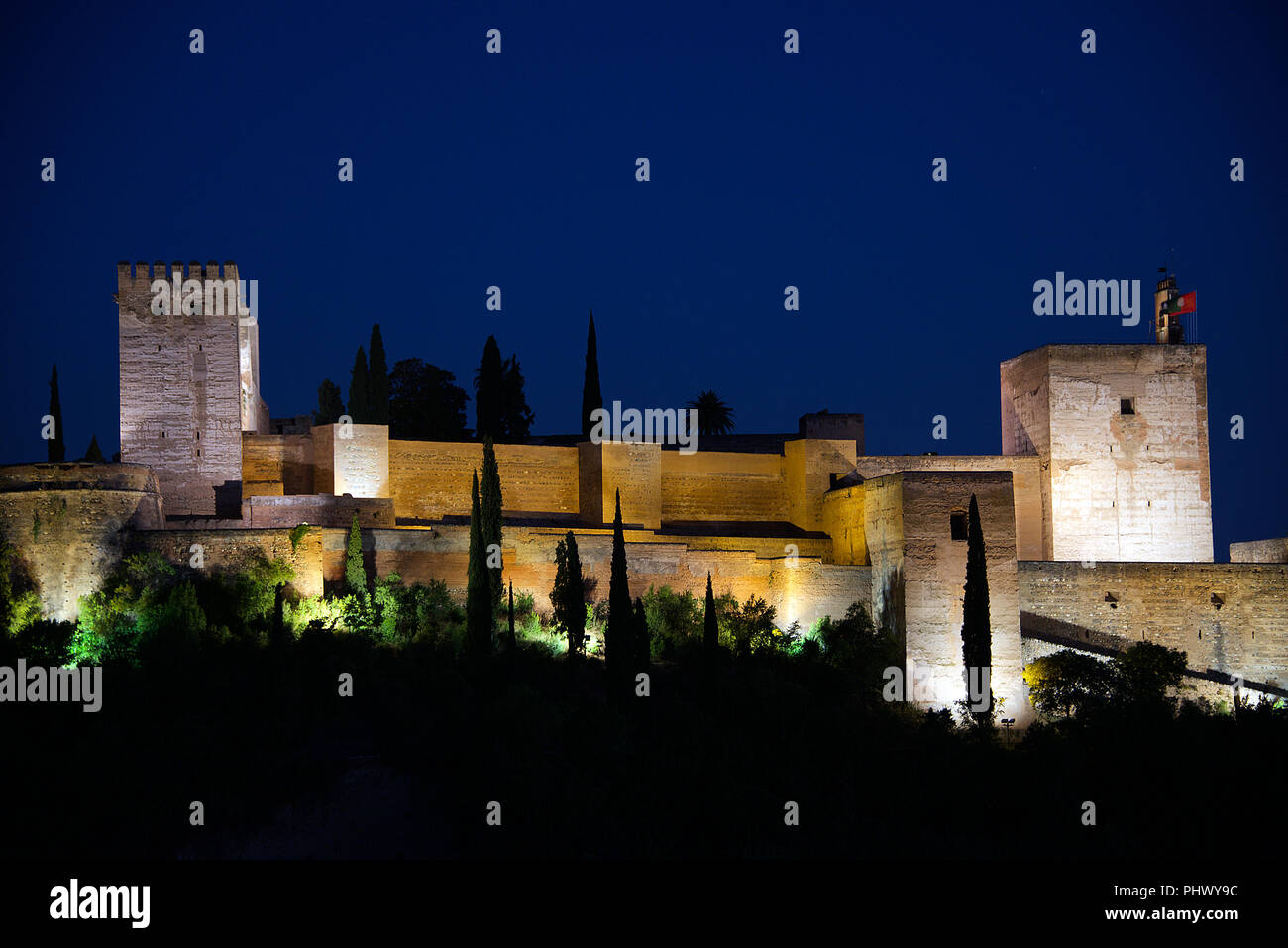 Alcazaba Alhanbra beleuchtet bei Nacht Granada Andalusien Spanien Stockfoto
