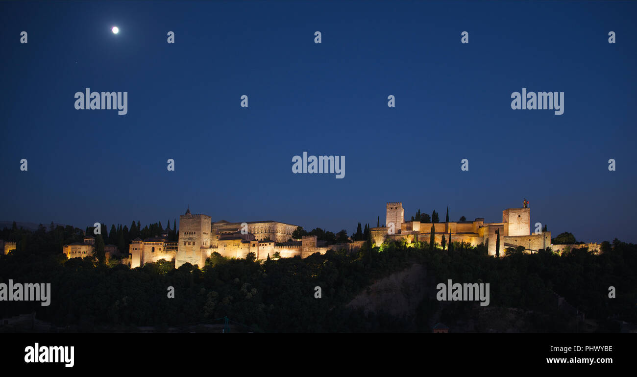 Panoramablick Alhambra bei Nacht mit Vollmond Granada Andalusien Spanien Stockfoto