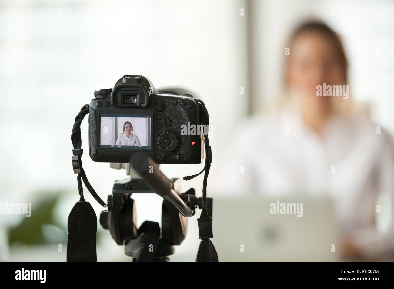 Professionelle DSLR-Digitalkamera Dreharbeiten vlog von Business Woman Stockfoto