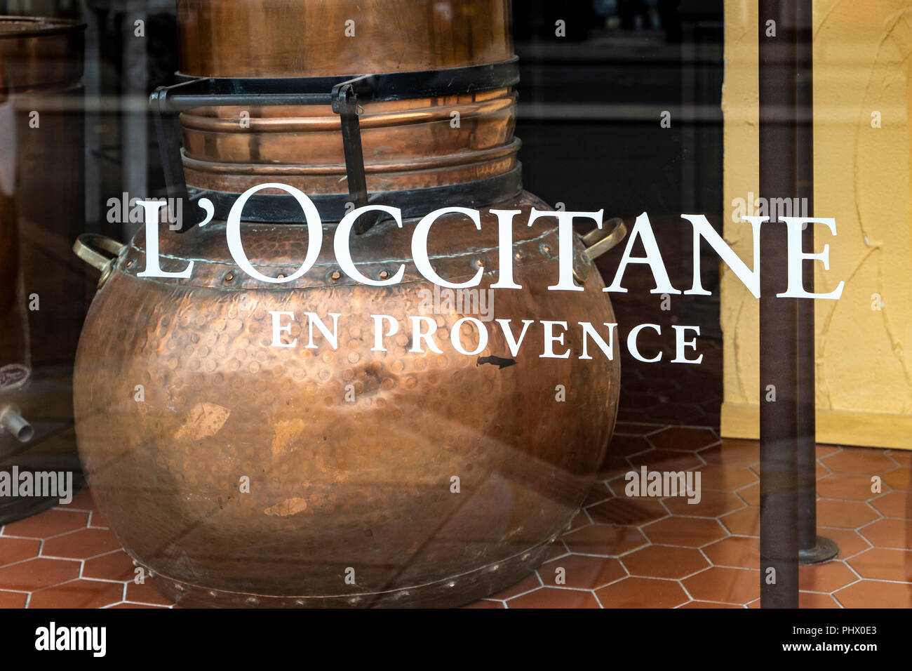 L'Occitane en Provence natürliche Hautpflege Produkte im Shop window Name Stockfoto