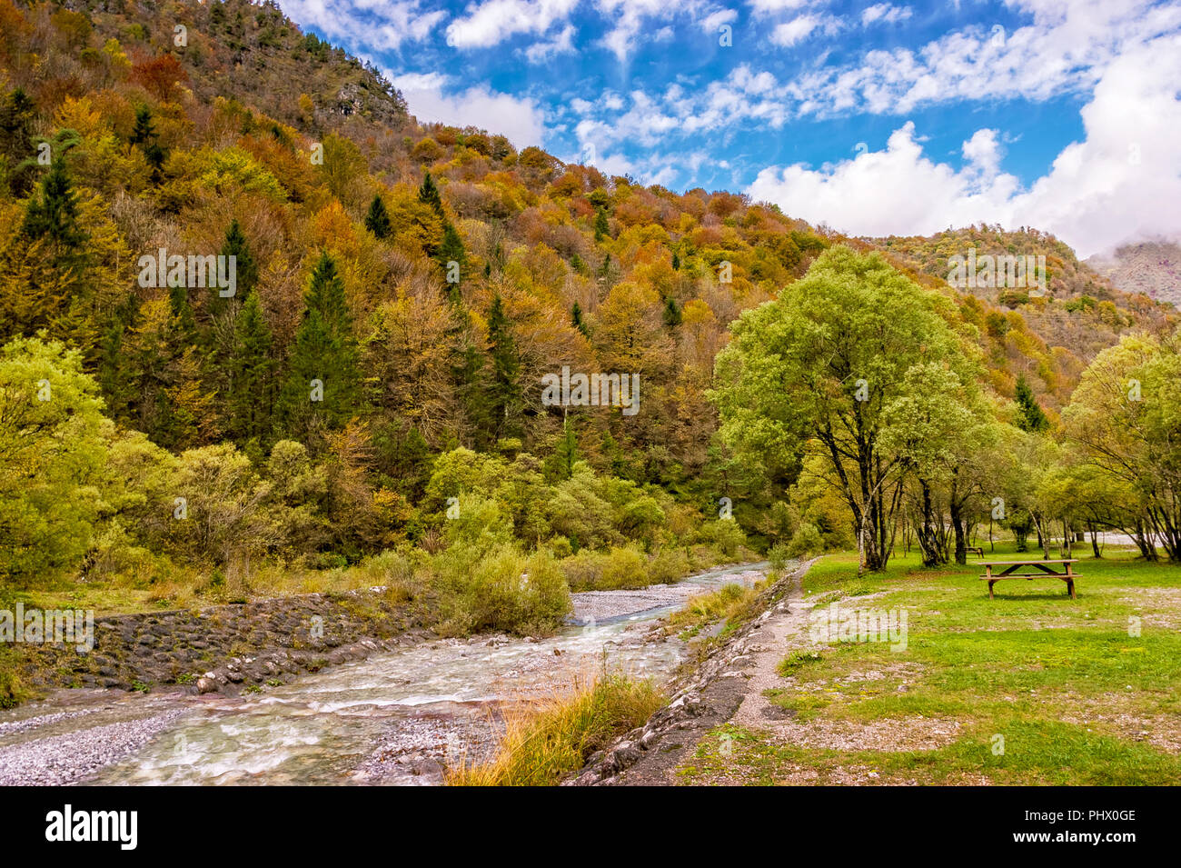 Herbst Landschaft in den Alpen von einem Strom zwischen Natur, Berge im Picknickbereich, Bergamo, Bergamasker, Tal brembana Resort Cassiglio Stockfoto