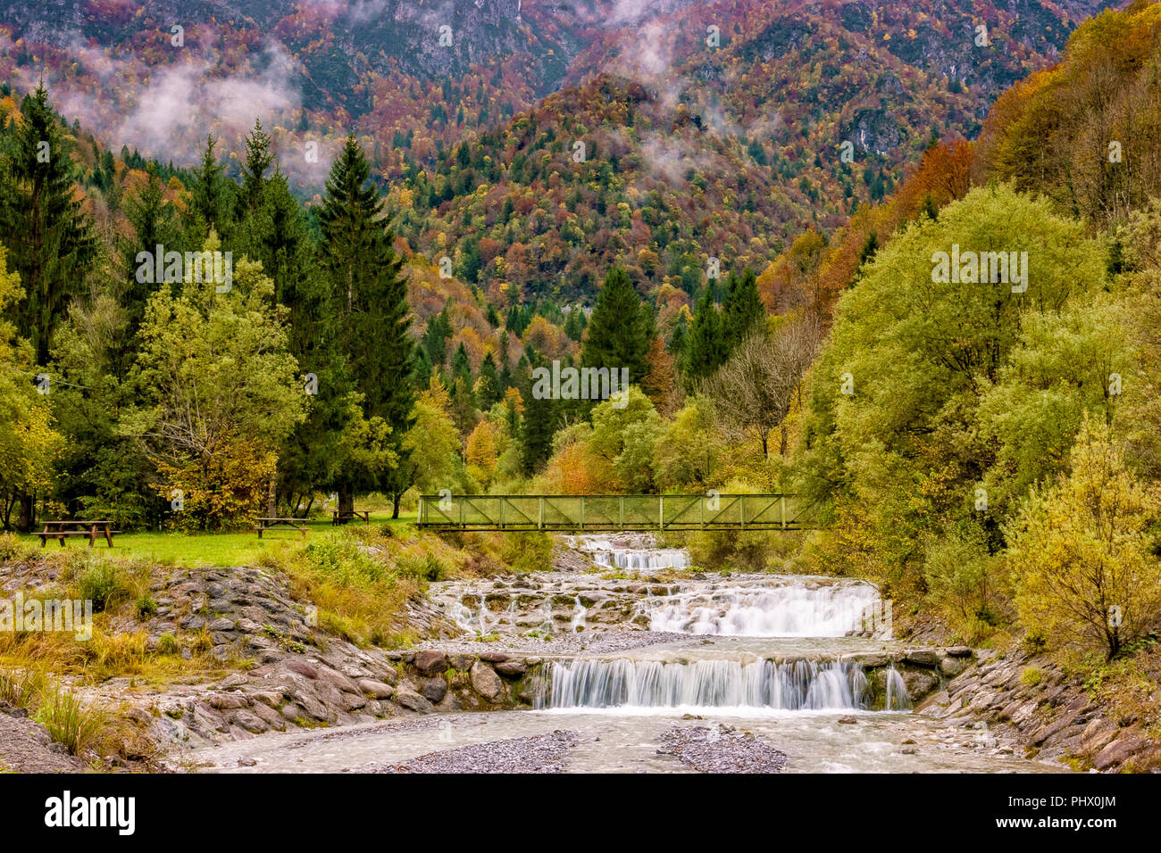 Herbst Landschaft auf der Alpen ein Bach mit Brücke und Wasserfall zwischen Natur und Berge, Bergamo, Bergamasker, Tal brembana Lokalität Stockfoto