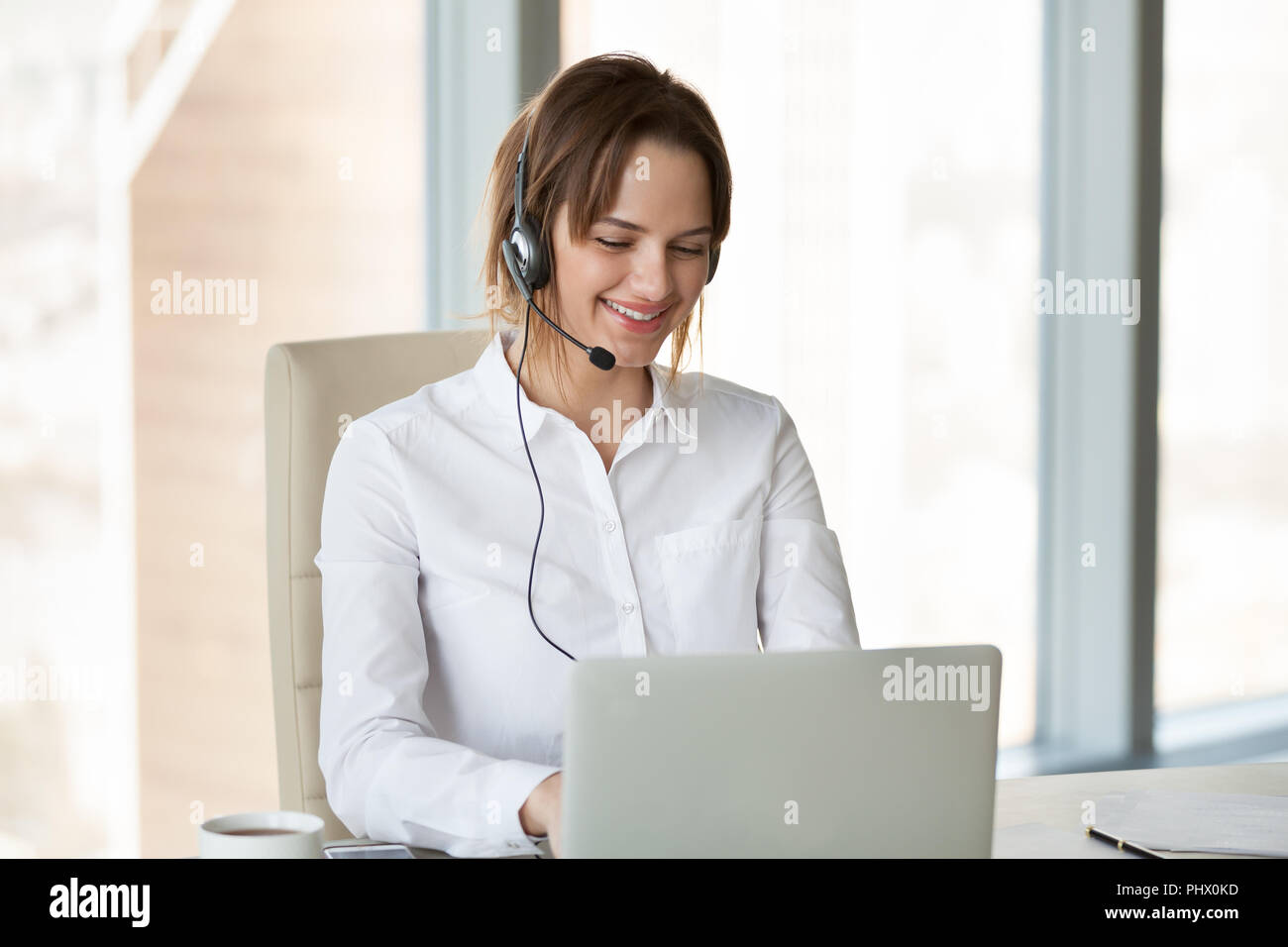 Lächelnd telemarketer das Headset consulting Kunde Stockfoto