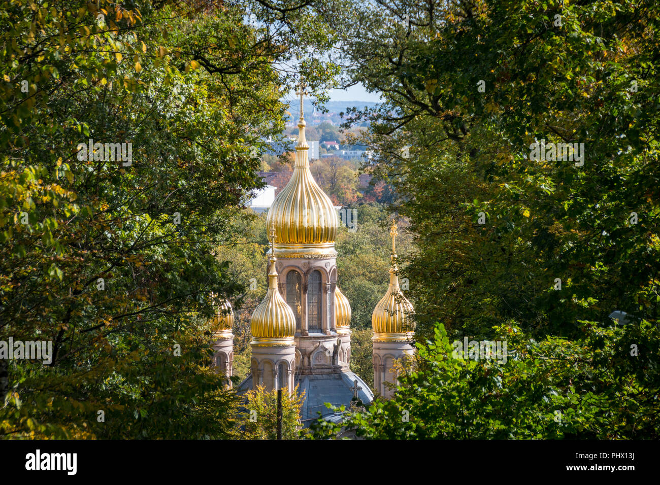 Die goldenen Kuppeln der Russisch-orthodoxen Kirche St. Elisabeth in der deutschen Stadt Wiesbaden auf dem Neroberg Stockfoto