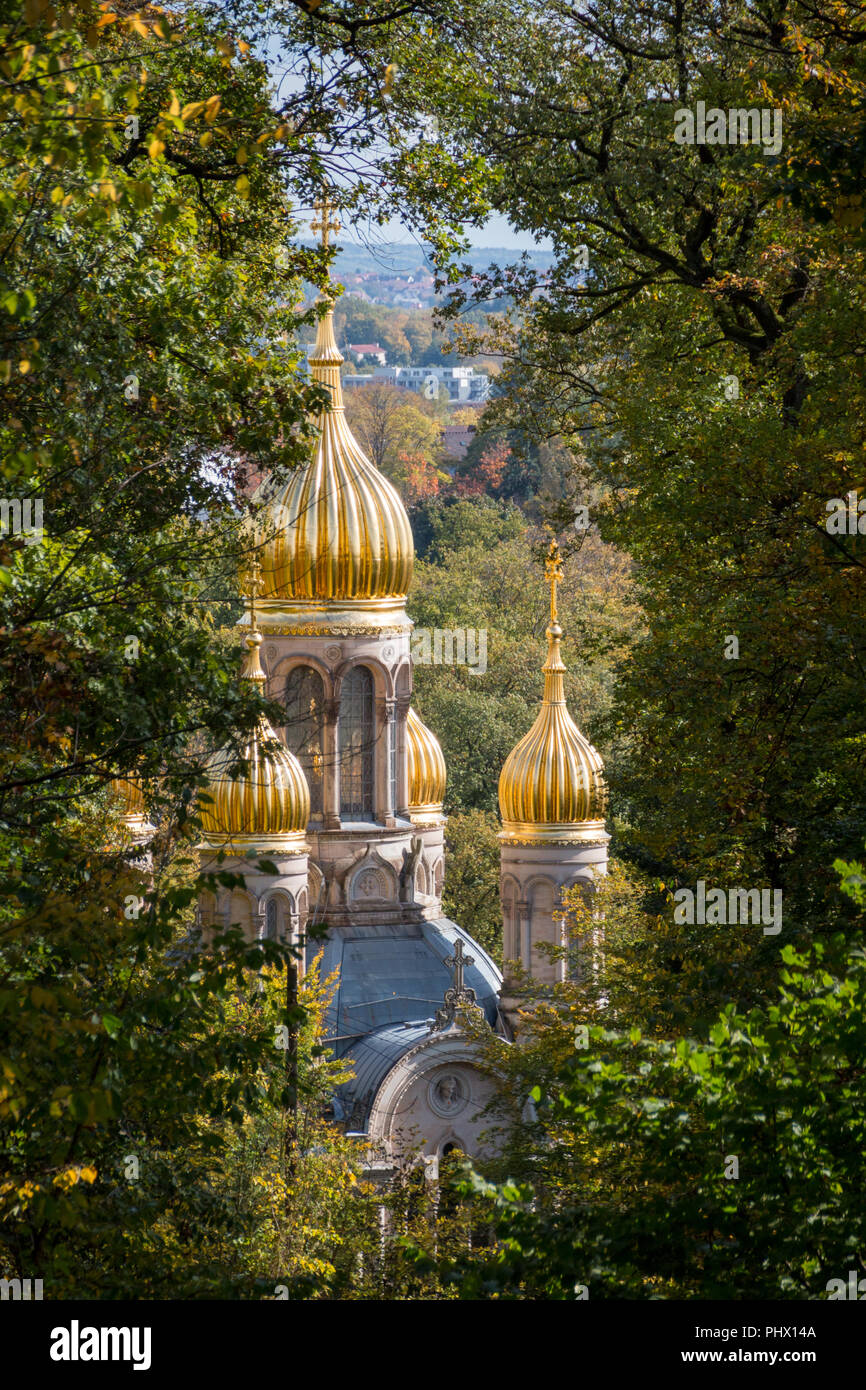 Die goldenen Kuppeln der Russisch-orthodoxen Kirche St. Elisabeth in der deutschen Stadt Wiesbaden auf dem Neroberg Stockfoto