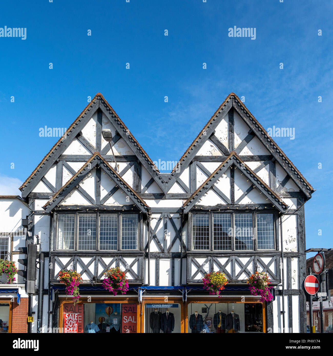 Mittelalterliche Tudor Stil Gebäude in Salisbury Großbritannien Gehäuse Chas H Baker mens kleidung shop Stockfoto