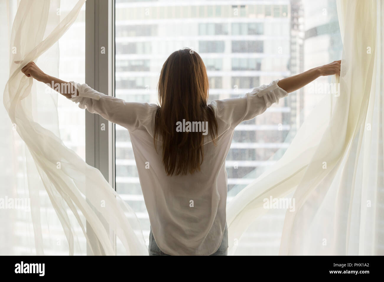 Ansicht von hinten an Frau öffnen Fenster Vorhänge frei fühlen,  unparteilich Stockfotografie - Alamy