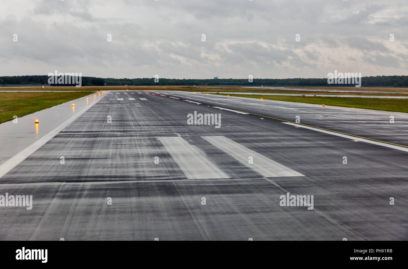 Leer Start- und Landebahn am Flughafen im Fluggastverkehr im Regen mit Bewölkt Stockfoto