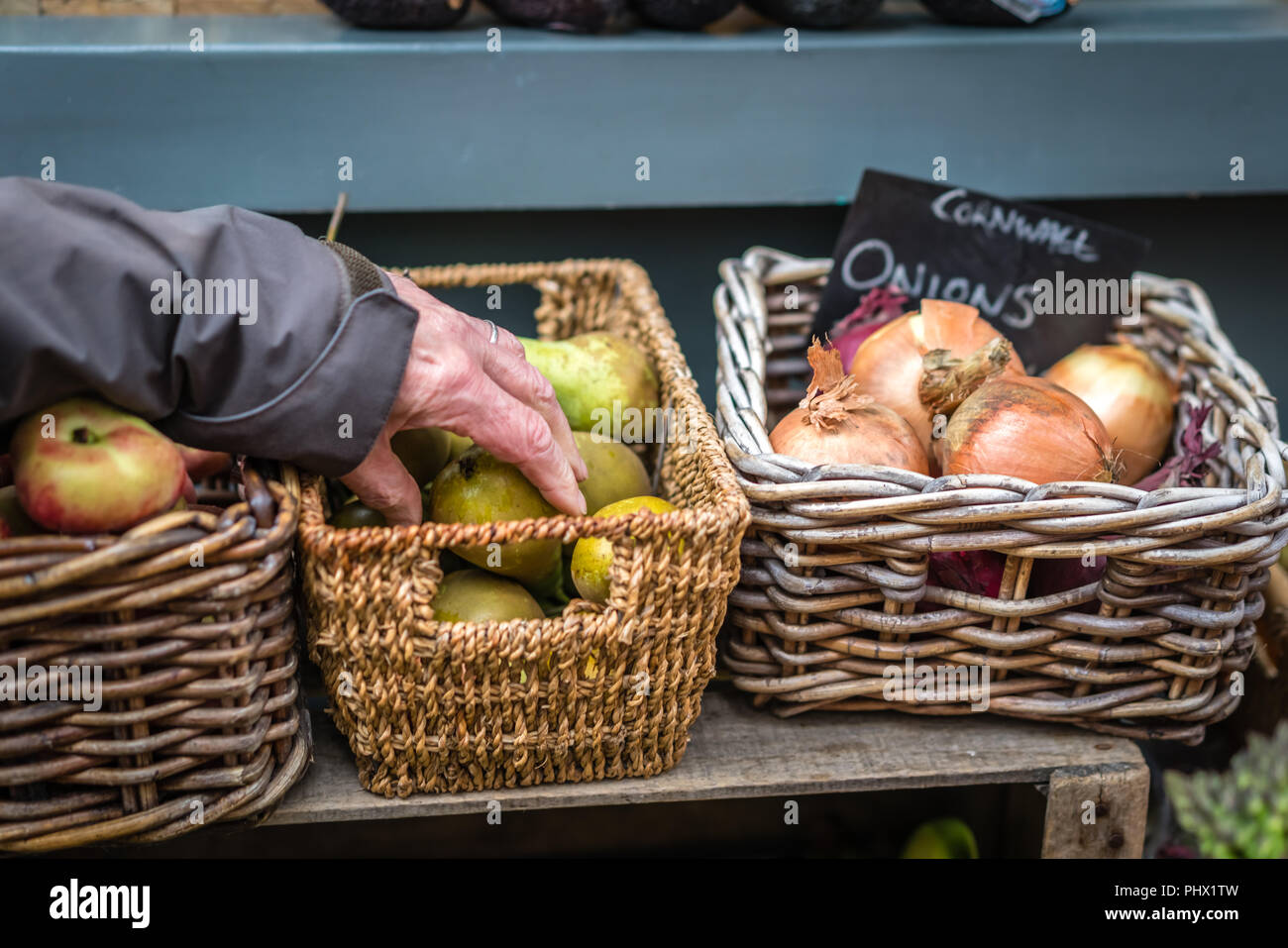 Älterer Mann herauf frische Früchte Stockfoto