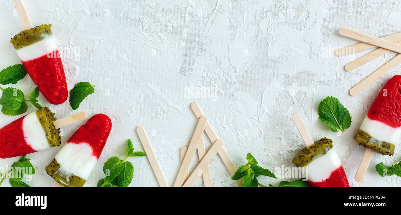 Eis mit Obst, Joghurt und grüner Minze Zweige. Stockfoto