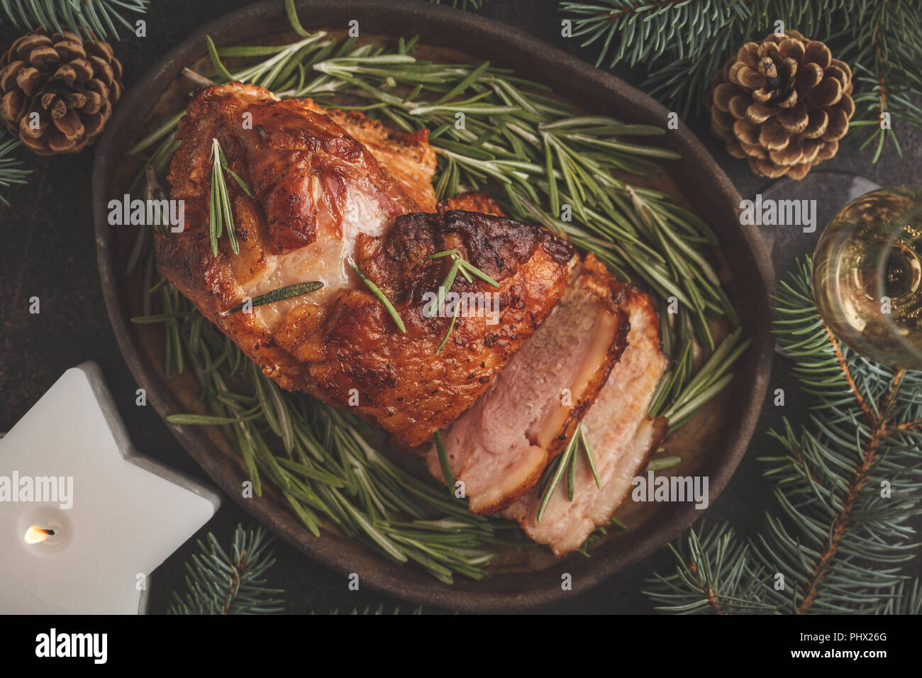 Gebackene Weihnachten Schweinefleisch (ham) mit Rosmarin. Weihnachten Hintergrund, Ansicht von oben. Stockfoto