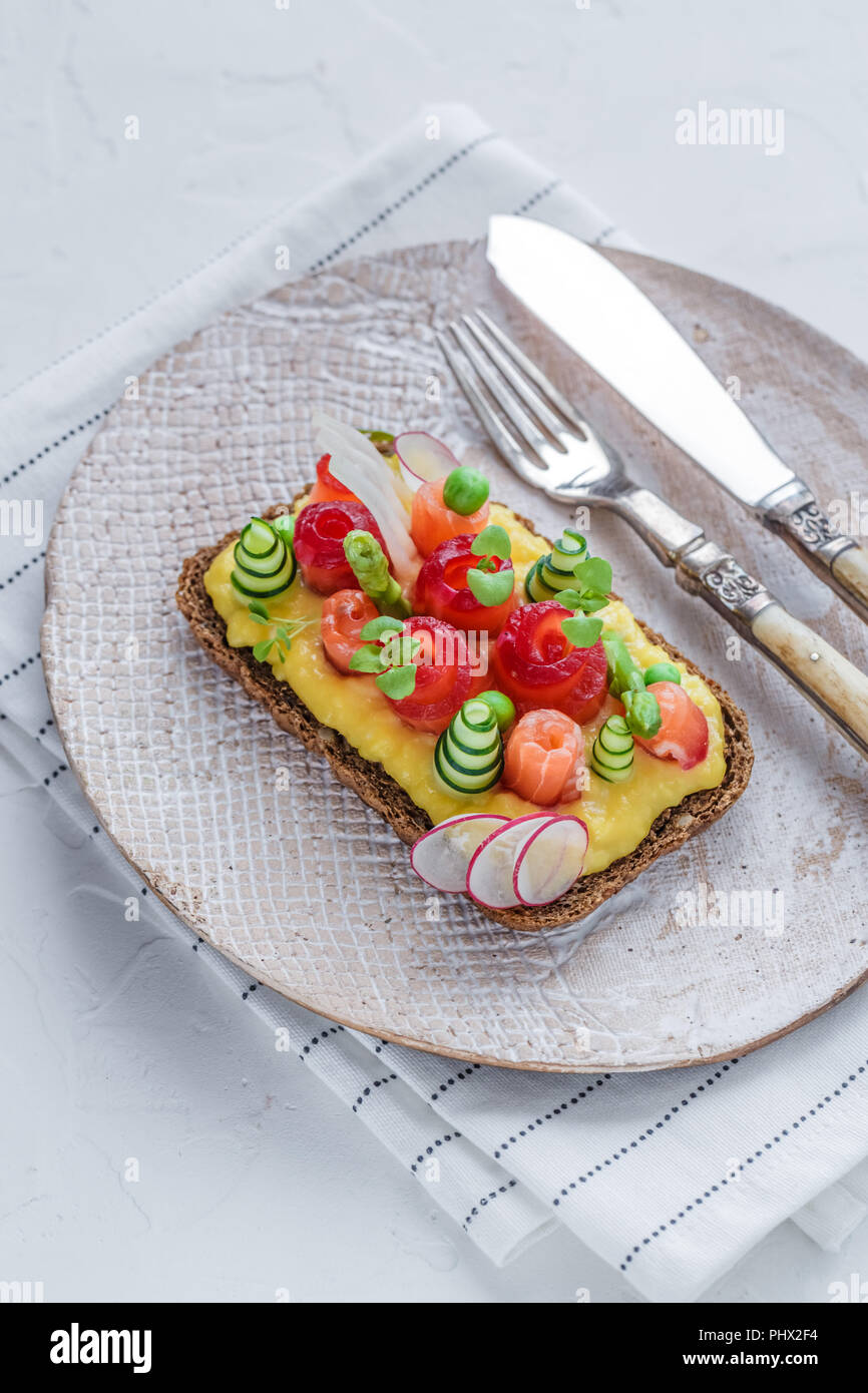In der Nähe von wunderschönen smorrebrod mit Graved Lachs und Eiern ...