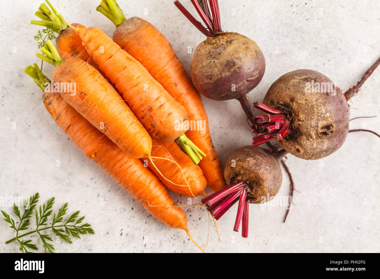 Rohe Karotten und Rüben auf einem weißen Hintergrund. Saubere Konzept essen. Stockfoto