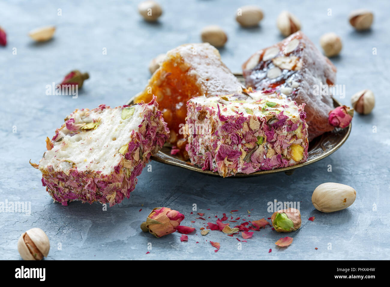 Turkish Delight mit rosa Blüten und Nüsse. Stockfoto