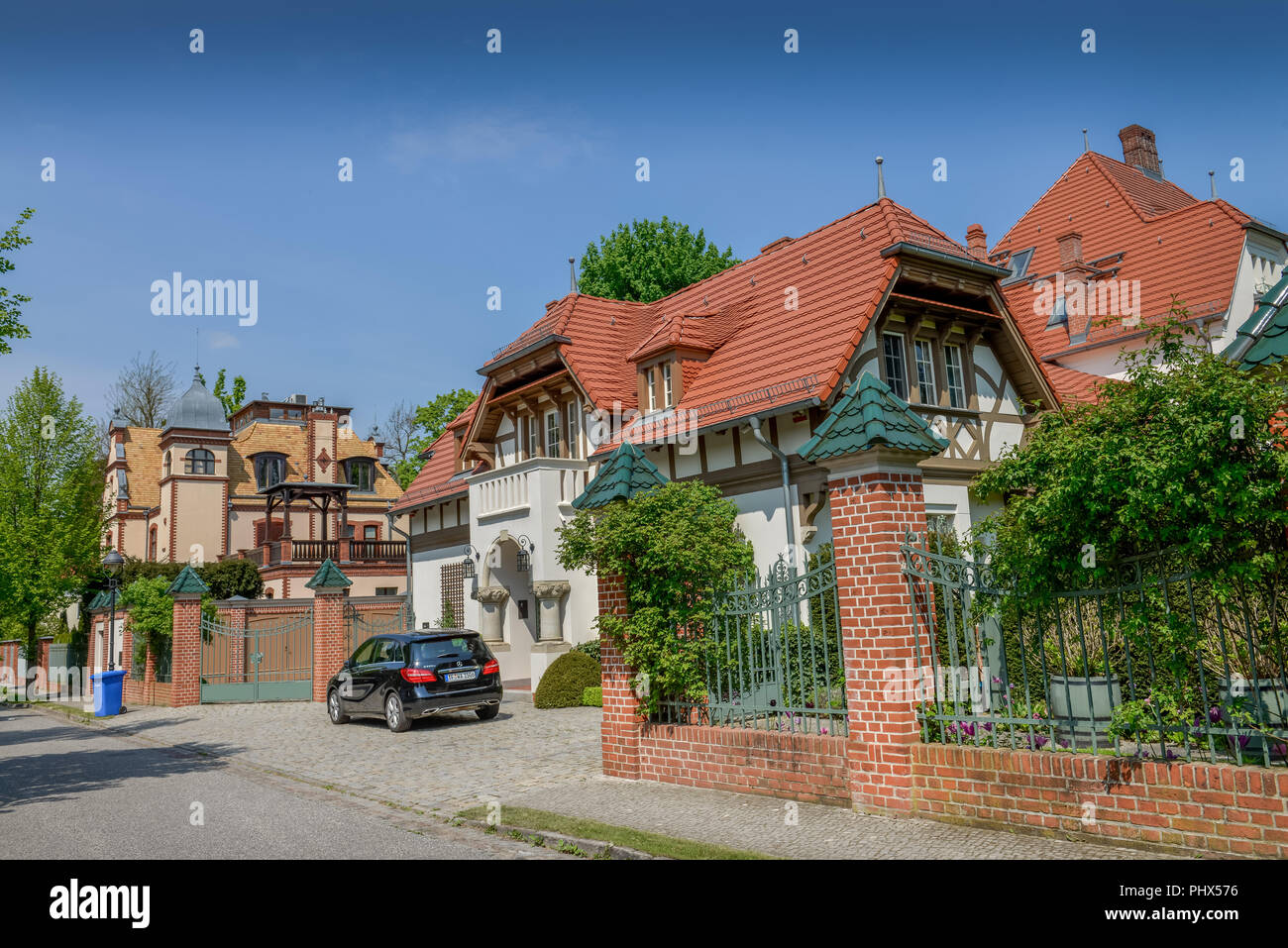 (Von links) Villa Saltzmann Virchowstrasse 27 und Landhaus Wentzel und Heckmann Virchowstrasse 25, Griebnitzsee, Potsdam, Brandenburg, Deutschland Stockfoto