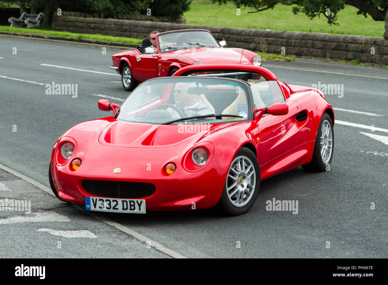 1999 90s rote Lotus Elise in Hoghton Towers jährliche Oldtimer-Rallye, Großbritannien Stockfoto