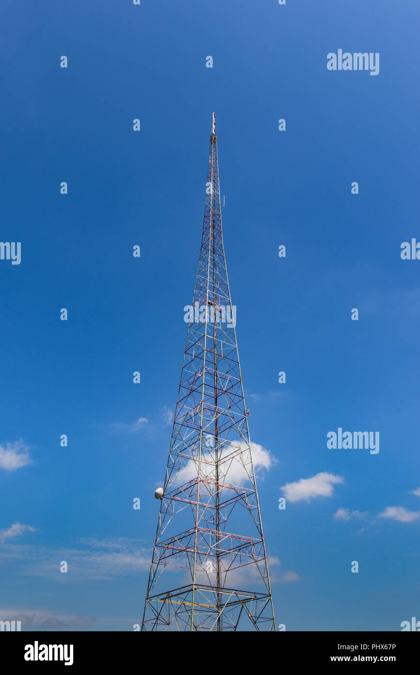 Eine alte TV-Turm, vor blauem Himmel. Stockfoto