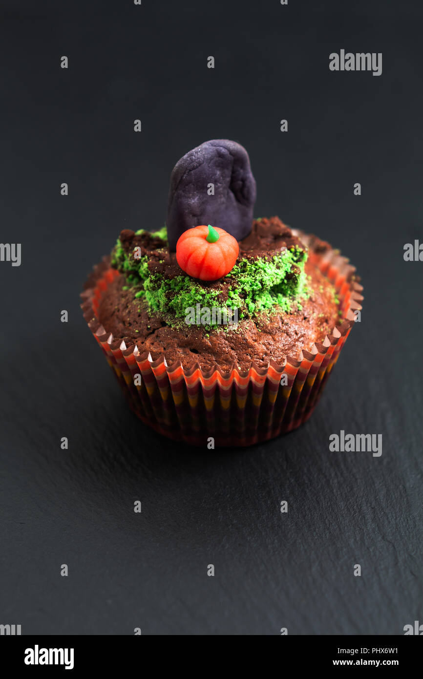 Halloween Urlaub essen bunte Fancy brownies Cupcake mit Grabsteinen und Kürbis fondant Dekorieren Stockfoto
