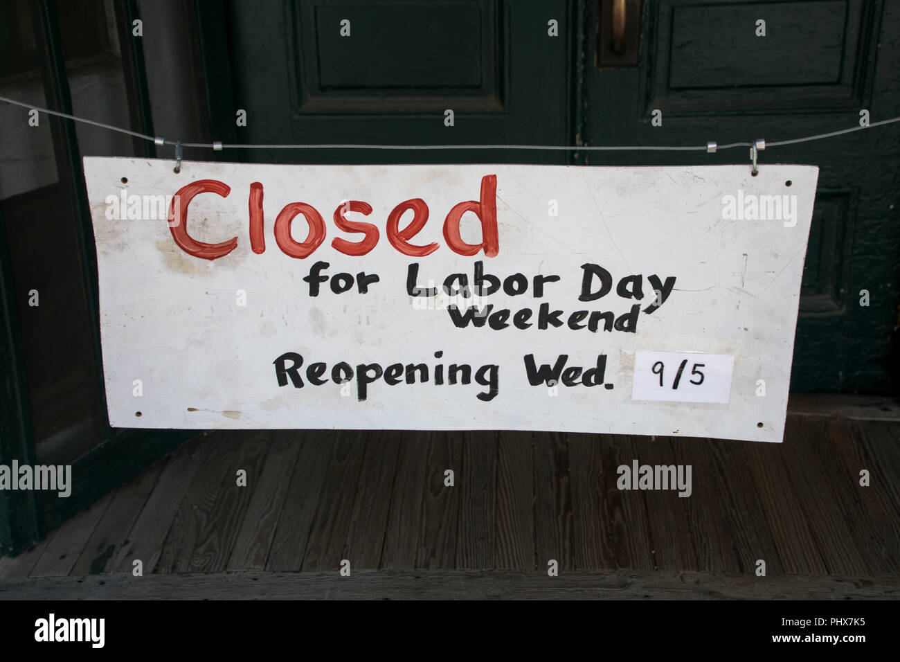 Geschlossen für Labour Day Zeichen an einem Geschäft in Matthews, NC USA Stockfoto