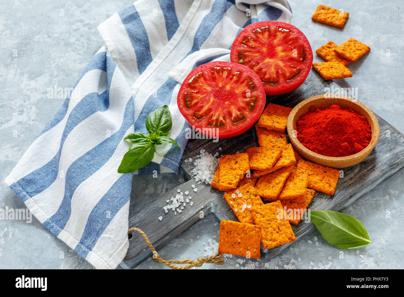 Tomatenbrot mit Paprika und Meersalz. Stockfoto