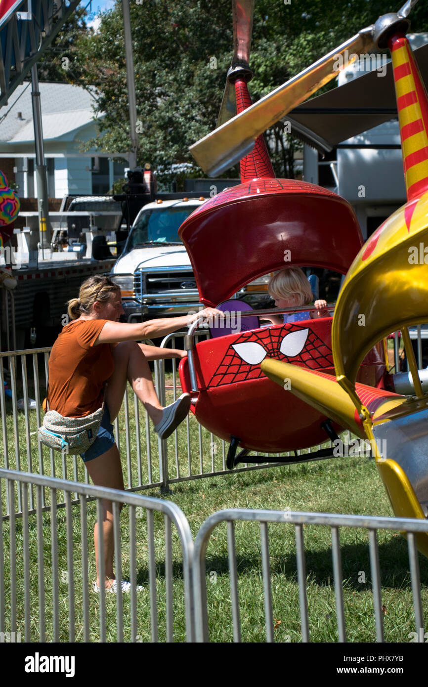 Karneval Fahrten an der Matthews lebendig Street Fair am Labor Day Wochenende in Matthews, NC USA Stockfoto