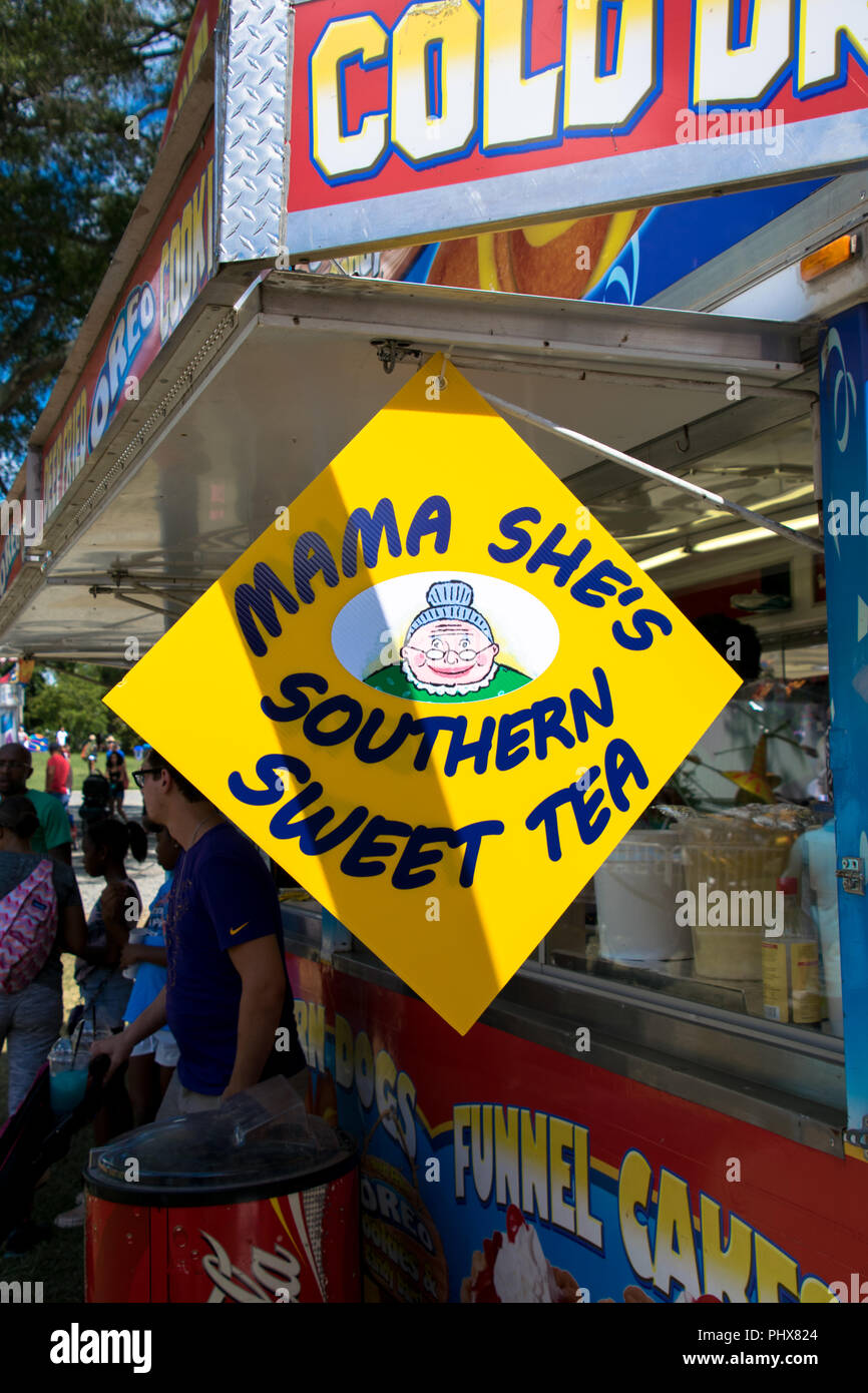 Kalte Getränke und Mama sie Südlichen süßer Tee zum Verkauf an einer Straße Messe am Labor Day Wochenende in Matthews, North Carolina, USA Stockfoto